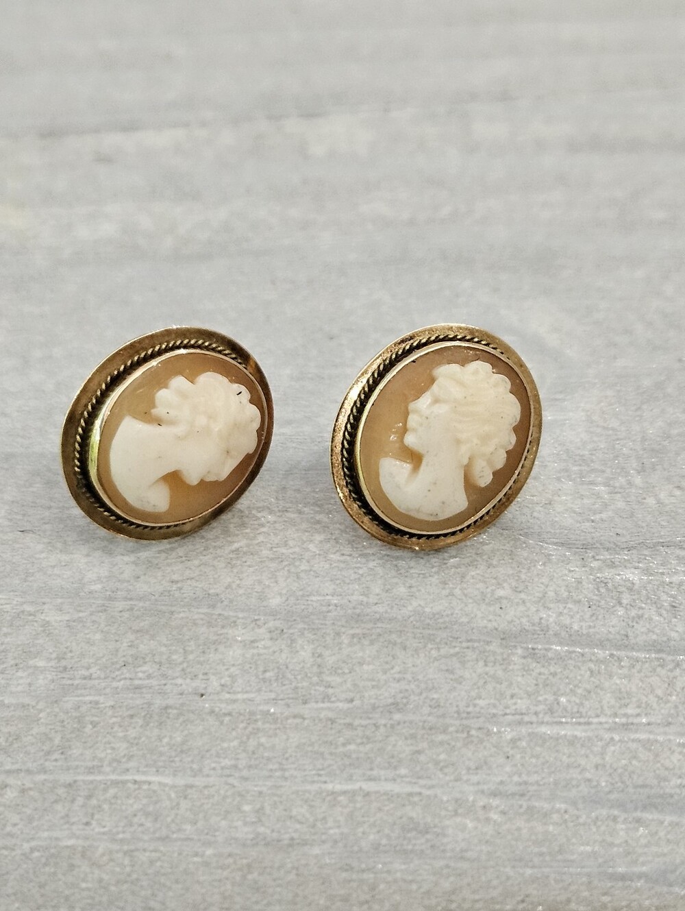 14k Yellow Gold Cameo Stud Earrings 2.8g